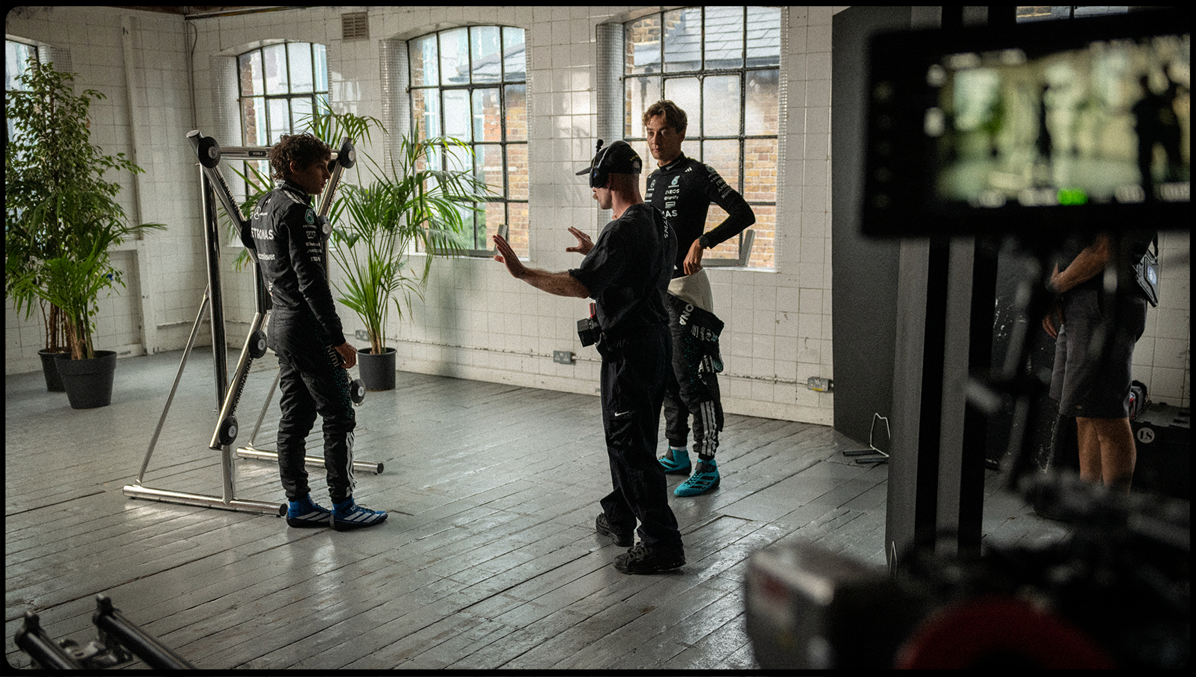 Andrea Kimi Antonelli tijdens de mercedes Benz en Akkodis shoot in Londen geregisseerd door Maiko van FROMTHEZOOFILM